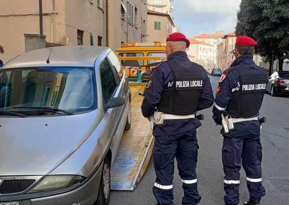 Livorno, veicoli non assicurati: un sequestro al giorno: ecco tutti i rischi