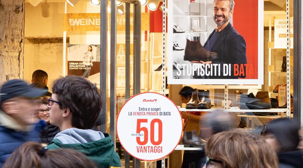 Sconti privati, card e mail: ecco come i negosi a Firenze anticipano i saldi (col trucco)