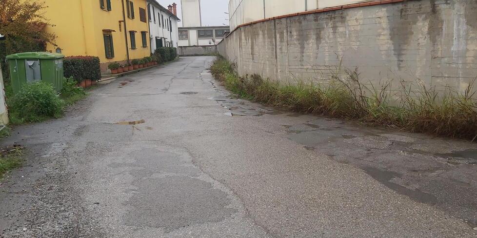 Asfalto groviera e fossi ostruiti, sos dai residenti di via Ponte a Iovi