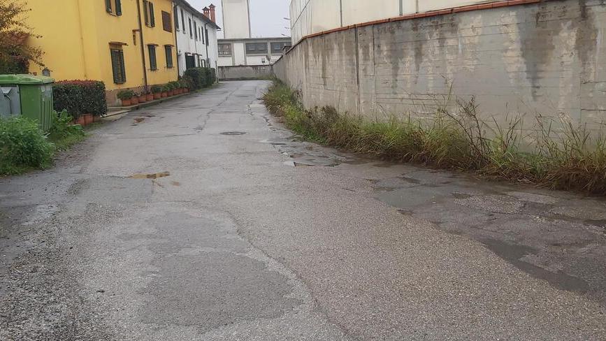 Asfalto groviera e fossi ostruiti, sos dai residenti di via Ponte a Iovi