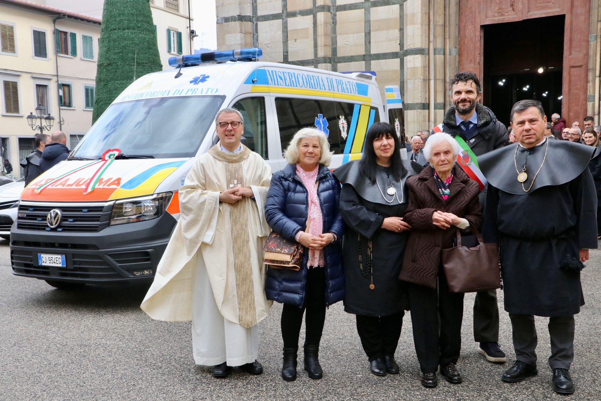 La pensionata arrivata dal sud regala un’ambulanza alla città che l’ha accolta