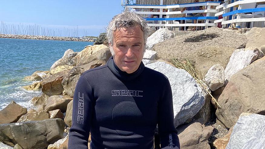 Arriva col metal detector e ritrova la fede smarrita da una donna nel mare
