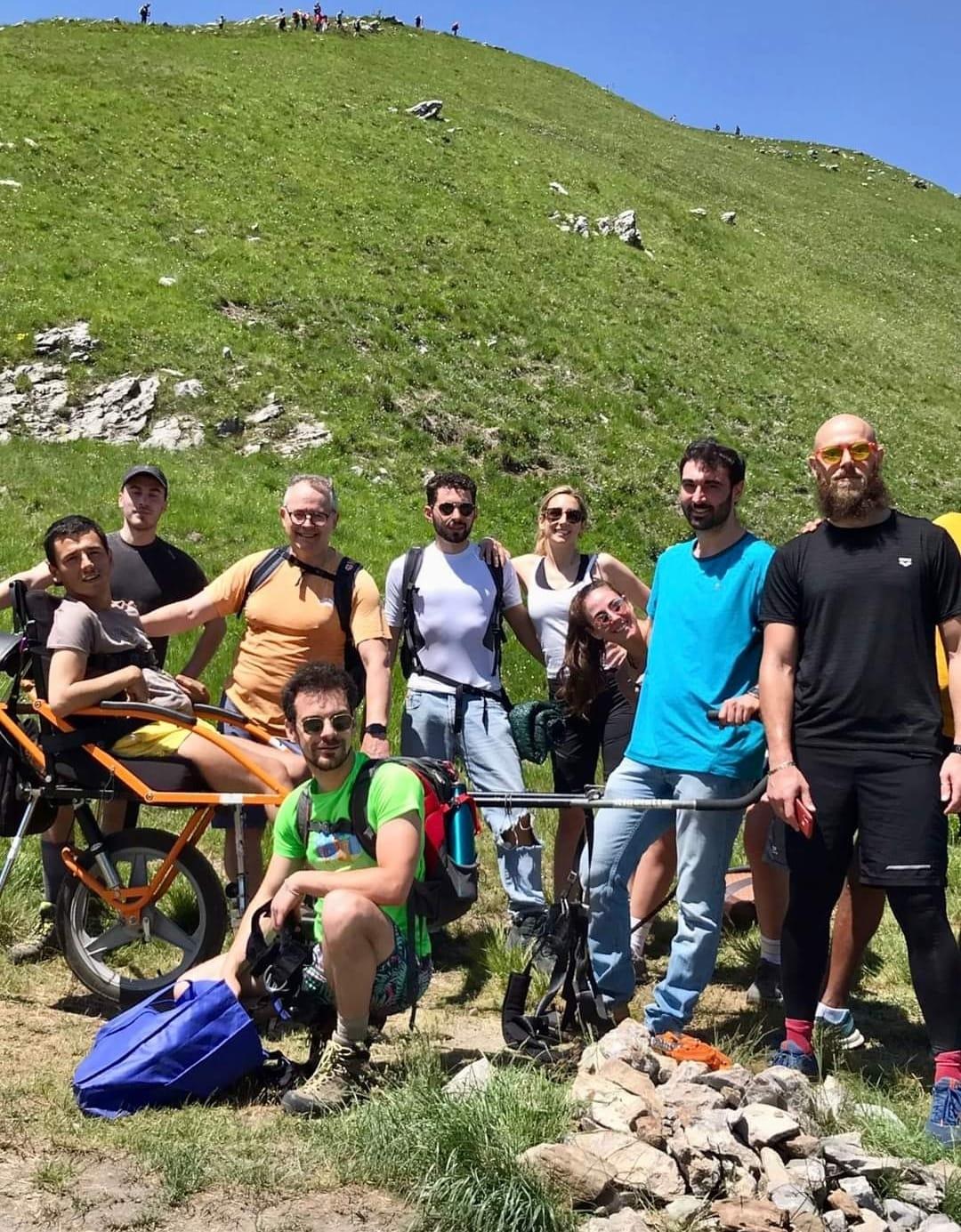 Il disabile scala la montagna grazie alla gara di solidarietà degli ex compagni di scuola