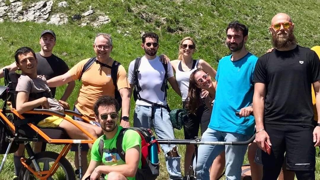 Il disabile scala la montagna grazie alla gara di solidarietà degli ex compagni di scuola