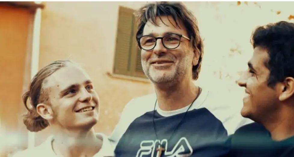 Don Cristian, il prete eremita della Valle Benedetta scelto come simbolo dalla Cei