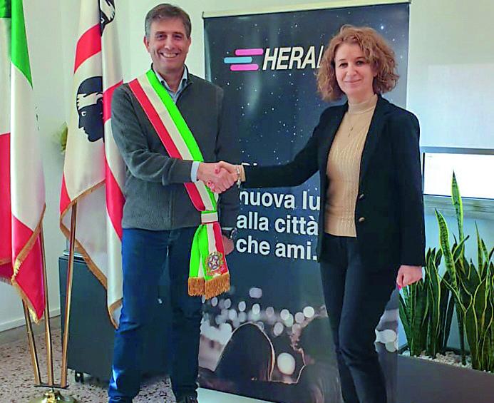 
	Il sindaco Giacomo Obinu con Selena Mascia, responsabile di Hera Luce

