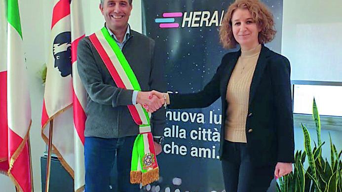 Il sindaco Giacomo Obinu con Selena Mascia, responsabile di Hera Luce