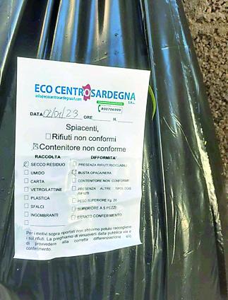 
	Gli avvisi lasciati dalla ditta che si occupa della raccolta differenziata dei rifiuti

