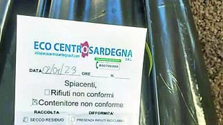 Gli avvisi lasciati dalla ditta che si occupa della raccolta differenziata dei rifiuti