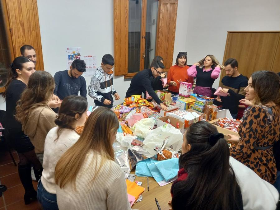 
	I giovani della consulta preparano le calze

