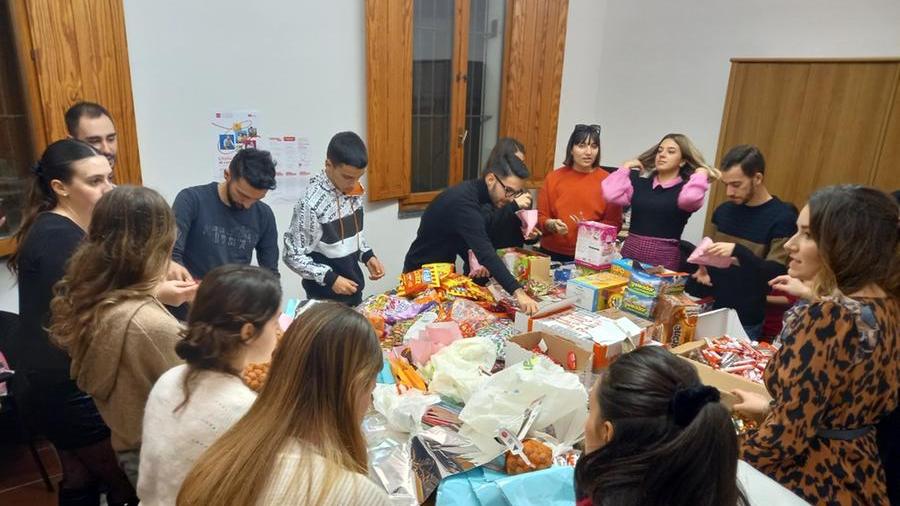 I giovani della consulta preparano le calze