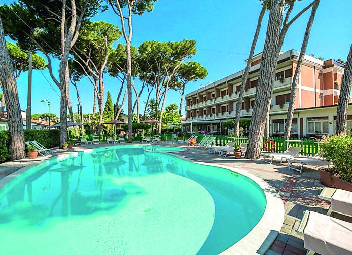 Petrodollari sulla Versilia: venduto a una società di Dubai famoso hotel di Forte dei Marmi
