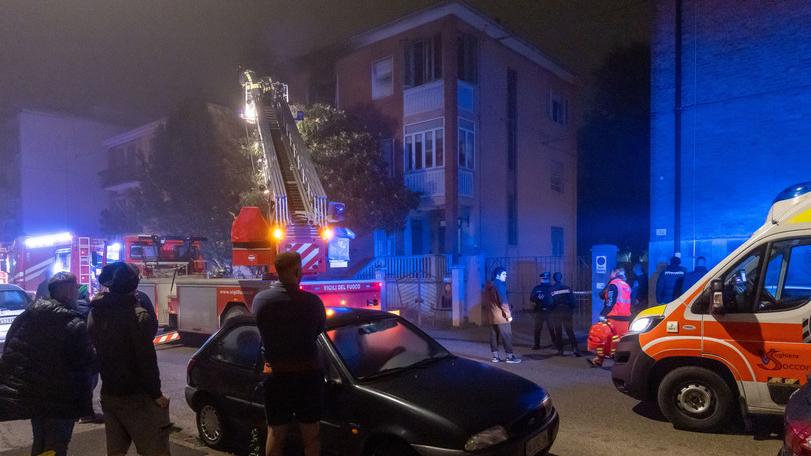 Ferrara, incendio nell’appartamento. Dormiva in salotto, è salvo