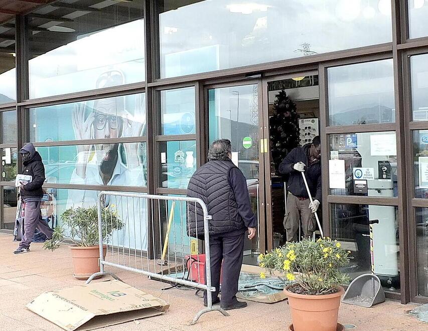 Prima il tombino, poi lo scooter per sfondare la vetrina della Mugnaini 