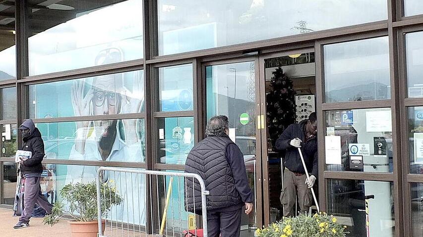 Prima il tombino, poi lo scooter per sfondare la vetrina della Mugnaini