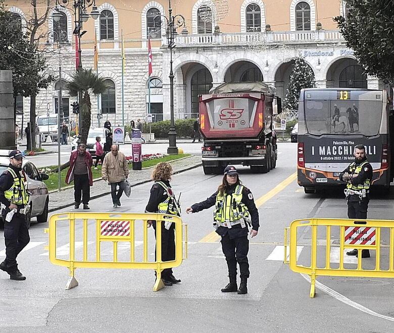 Pisa, chiuso viale Gramsci: code fino a Porta a Mare