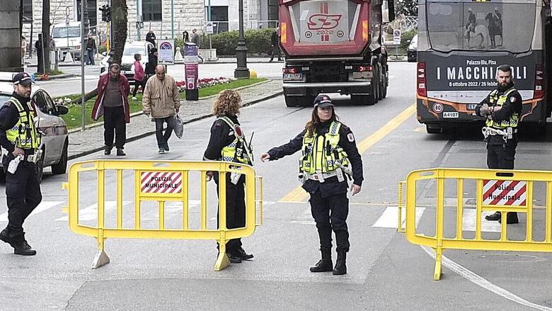 Pisa, chiuso viale Gramsci: code fino a Porta a Mare