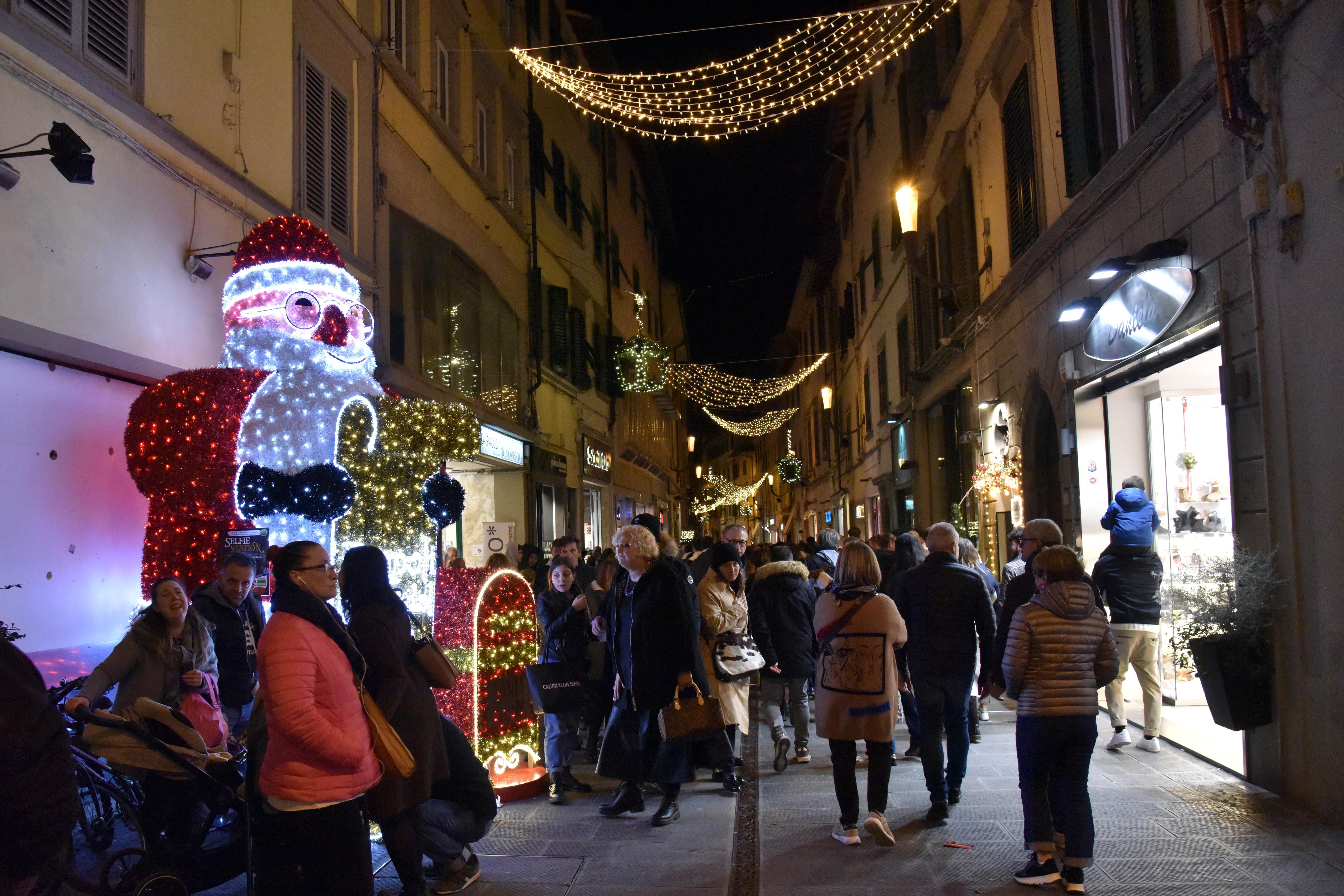 Cittadini e visitatori nel centro storico per questa edizione della Città del Natale (foto di Autovino)