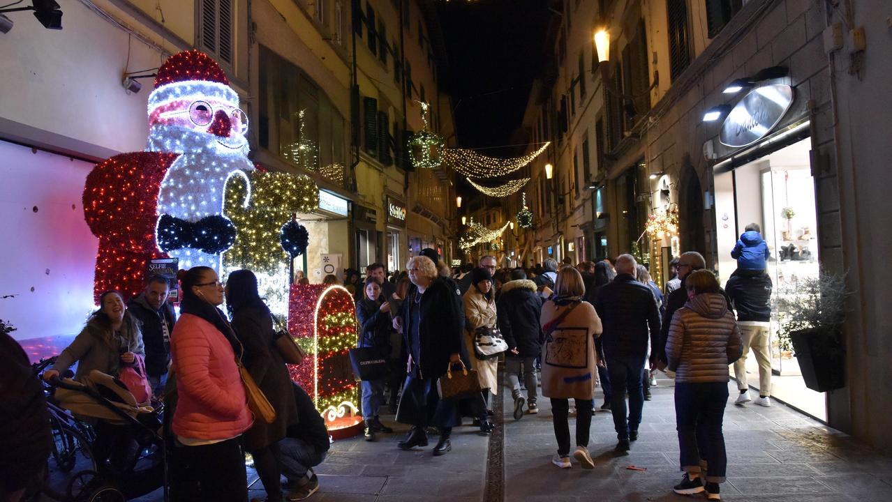 Cittadini e visitatori nel centro storico per questa edizione della Città del Natale (foto di Autovino)