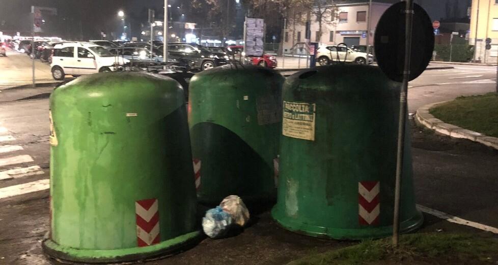 Cento. Nei rifiuti abbandonati lascia i documenti 