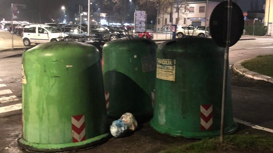 Cento. Nei rifiuti abbandonati lascia i documenti