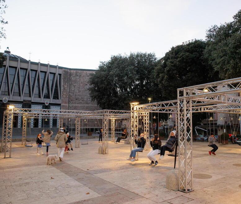 Le altalene di piazza del Popolo con ancora le loro campane (foto Nucci)