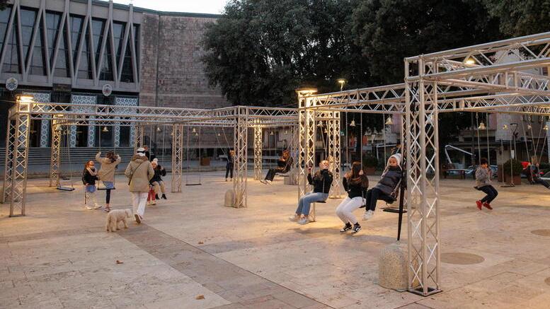 Le altalene di piazza del Popolo con ancora le loro campane (foto Nucci)