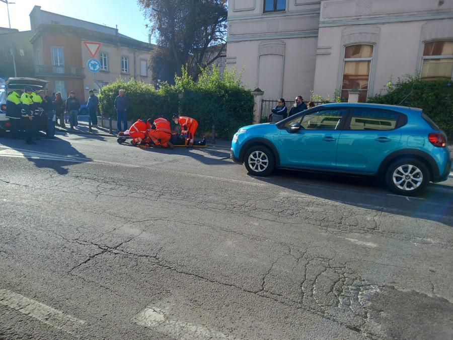 Oristano, donna investita da un’auto sulle strisce pedonali: è grave