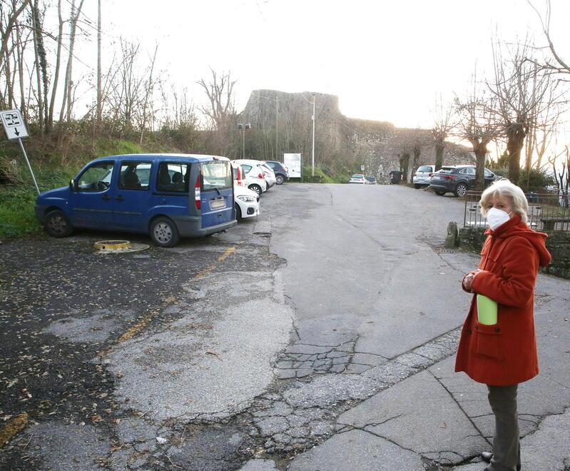 Floriana Manzetti davanti al parcheggio pubblico realizzato nel 1983, nei pressi della Rocca, sul terreno che da allora era rimasto occupato dal Comune di Pescia anche dopo una sentenza del tribunale di Pistoia