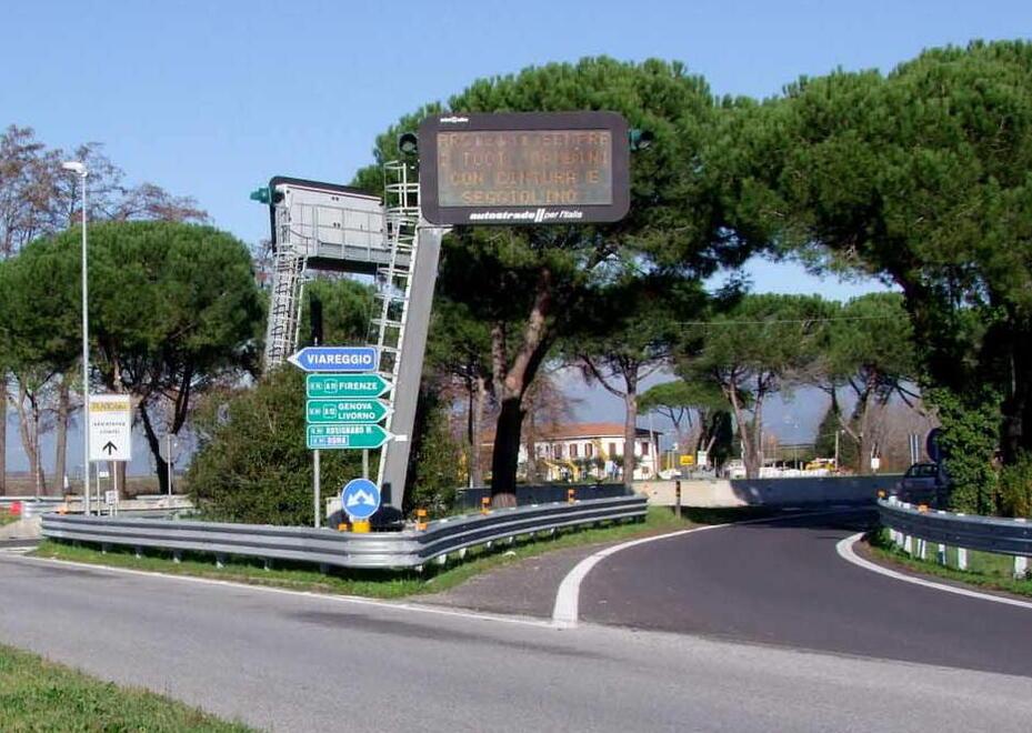 La diramazione dall’Aurelia verso il casello di Pisa Nord (Migliarino) da cui si fa ingresso in A11 (foto di archivio)
