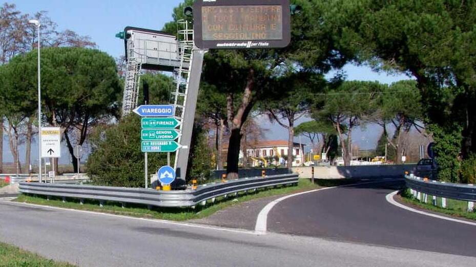 La diramazione dall’Aurelia verso il casello di Pisa Nord (Migliarino) da cui si fa ingresso in A11 (foto di archivio)
