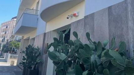 L’ingresso dell’hotel a Marina di Cecina
