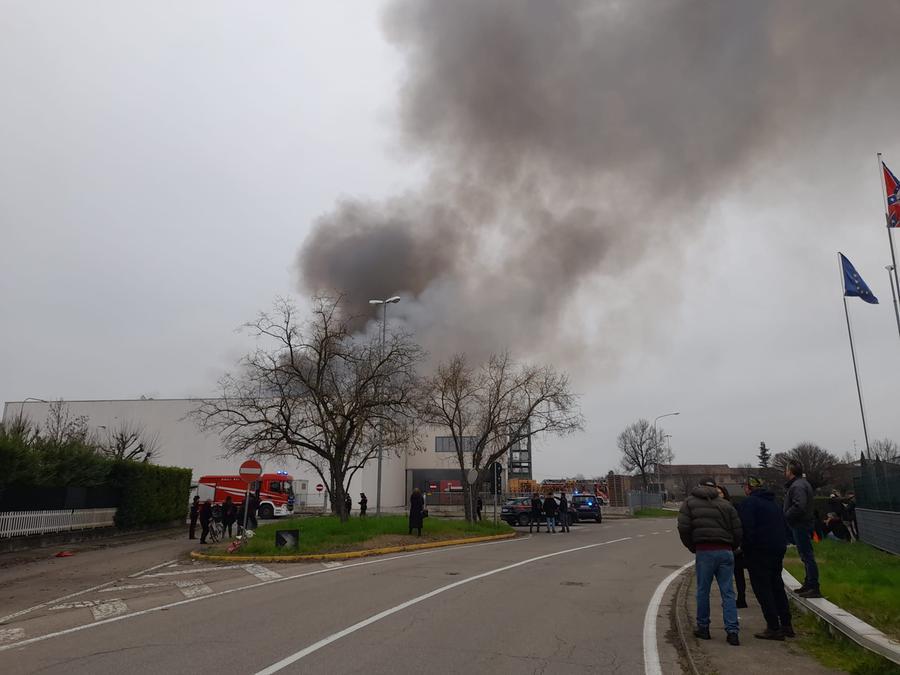 Vasto incendio alla Cermag: i vigili del fuoco intervengono in forze