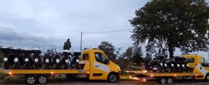 Un recupero di alcuni motorini rubati da parte della polizia e pronti per essere spediti in Africa attraverso il porto di Livorno