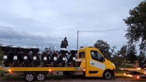 Un recupero di alcuni motorini rubati da parte della polizia e pronti per essere spediti in Africa attraverso il porto di Livorno