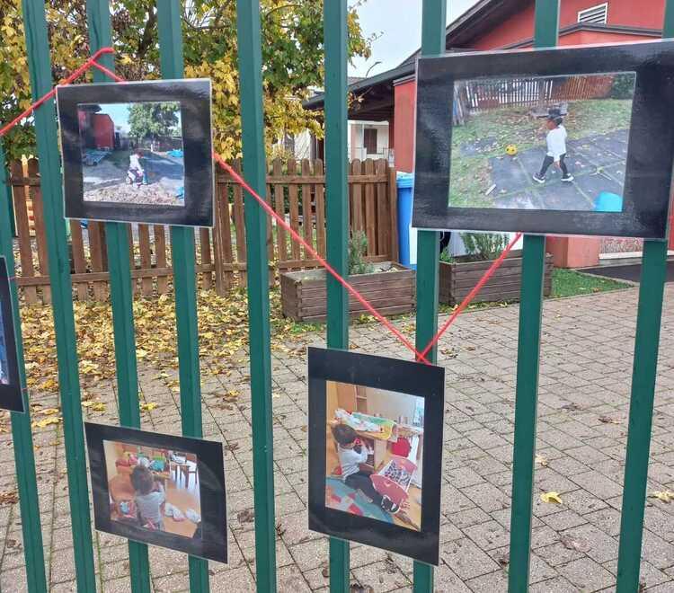 Le foto fuori dall’asilo d’infanzia “Il Gatto con gli stivali”. La mostra è visitabile riportando nell’apposita cesta uno dei sassi colorati  distribuiti in paese