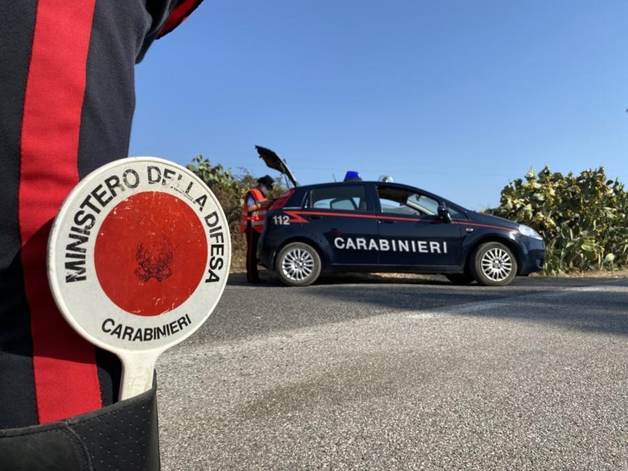 Carloforte, cerca di salire sul traghetto senza biglietto e aggredisce i carabinieri