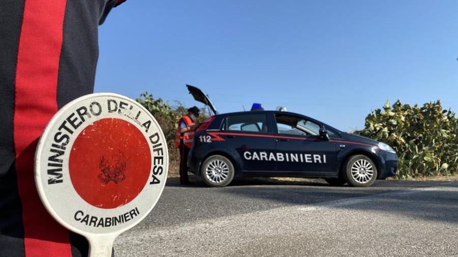 Carloforte, cerca di salire sul traghetto senza biglietto e aggredisce i carabinieri