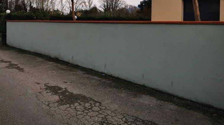 Il muretto dove era stata “disegnata” la falsa scritta