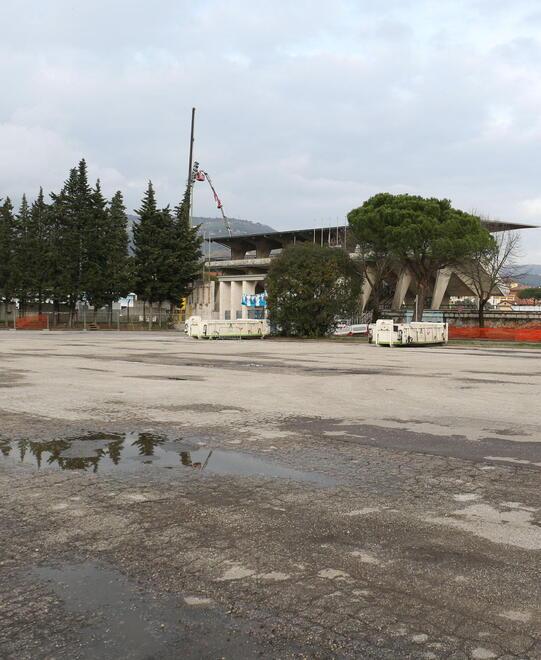 Le attuali condizioni di degrado del parcheggio per i pullman turistici nell’area dietro lo stadio