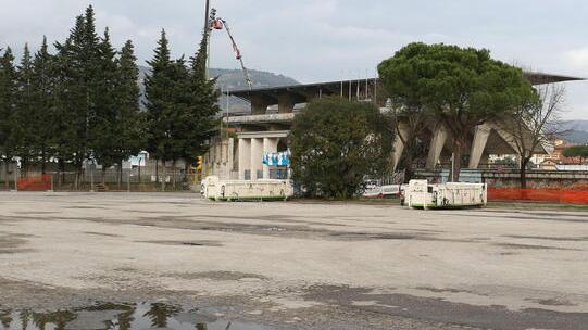 Le attuali condizioni di degrado del parcheggio per i pullman turistici nell’area dietro lo stadio