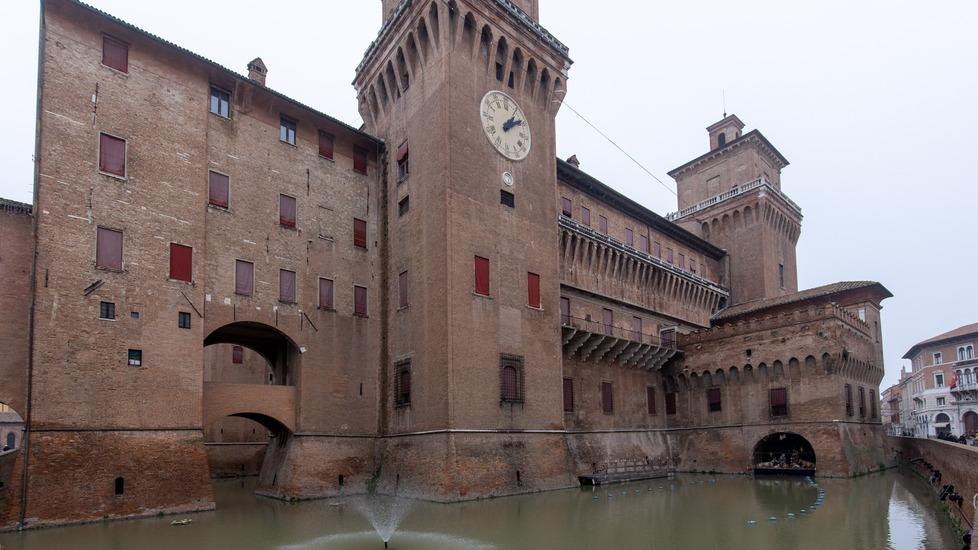 Castello estense, fossato da svuotare. Lavori per 600mila euro