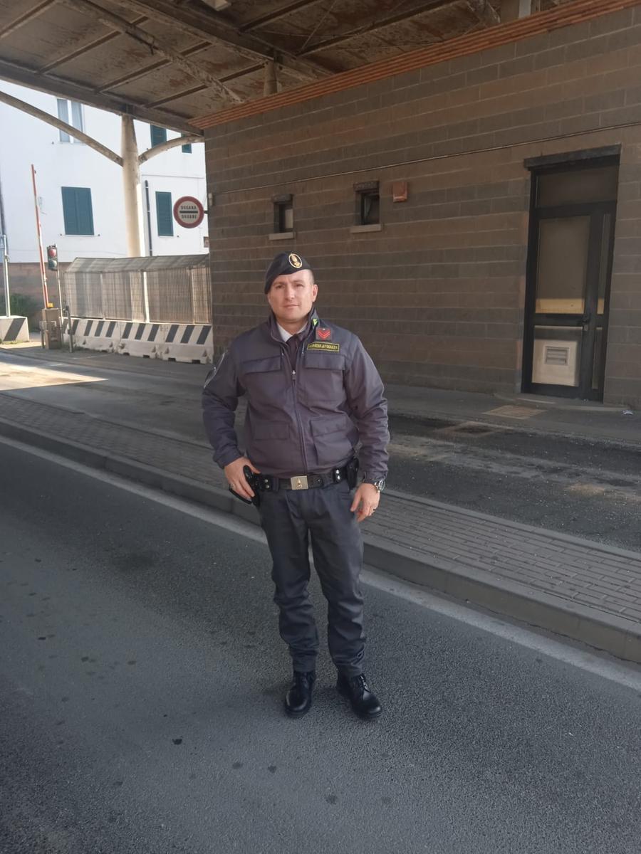 Trovato a terra sanguinante, anziano salvato da un finanziere fuori servizio