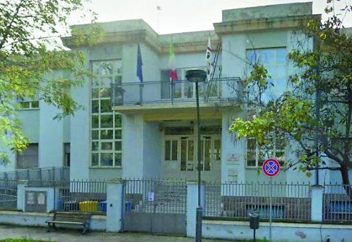 
	L'ingresso del caseggiato che ospita la scuola media numero 1

