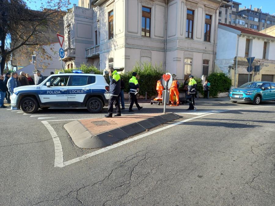 
	I soccorsi al pedone investito all'altezza della rotonda di&nbsp;piazza Manno

