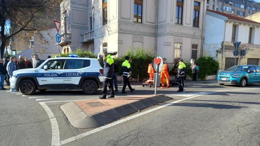 I soccorsi al pedone investito all'altezza della rotonda di piazza Manno