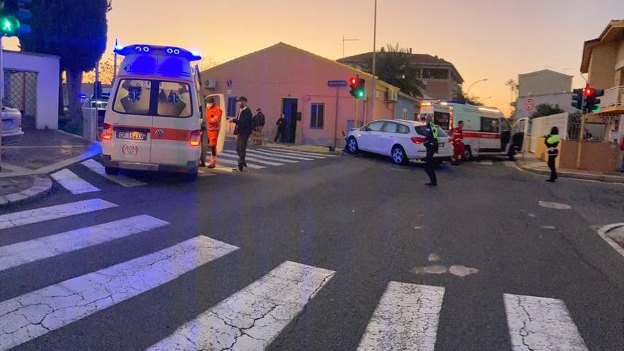 Sullo sfondo la macchina e l'ambulanza dopo lo scontro in via Michele Pira