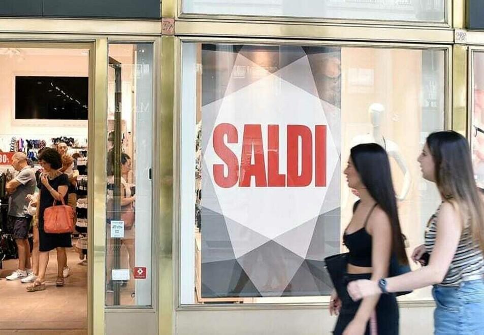 Modena, via ai saldi: «Occhio ai maxi-sconti e alle new entry» 