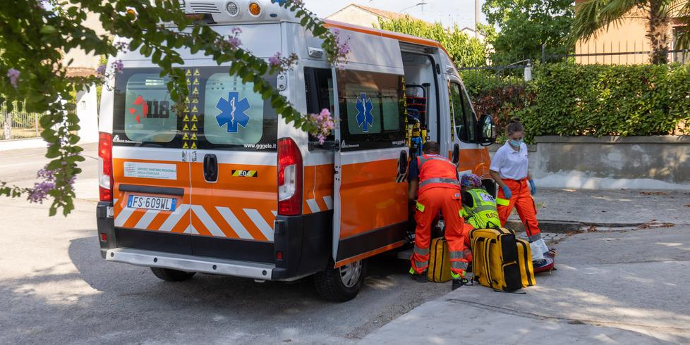 Modena. Travolta da auto, grave 81enne 