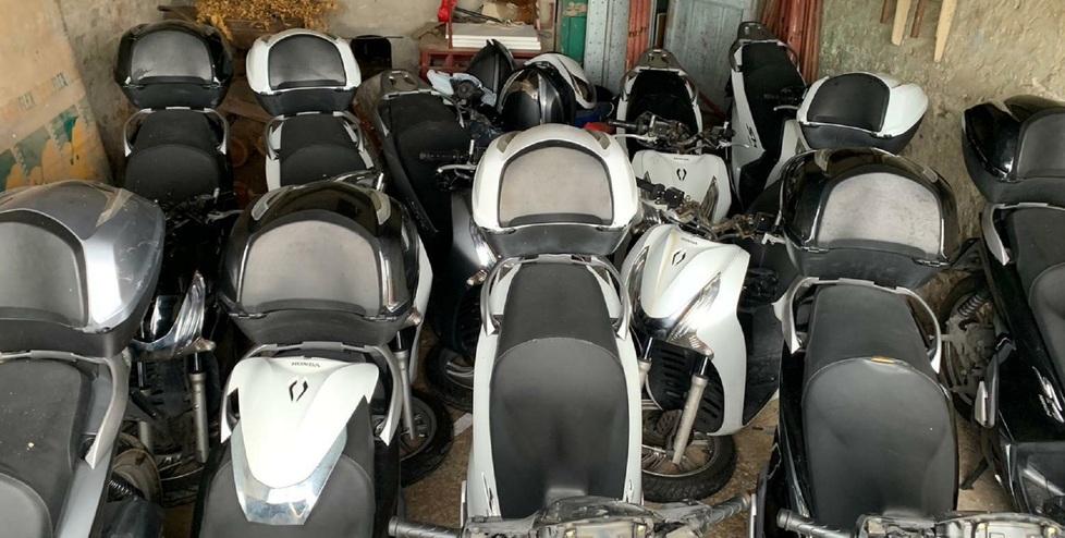 Marmitte e pezzi di ricambio: ecco perché a Livorno rubano gli Sh. Dentro il mercato nero degli scooter